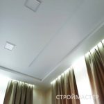Натяжной потолок в зале с подсветкой Одинцово